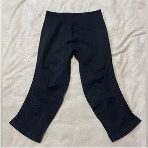 Lululemon Athletica Cropped
Leggings 4